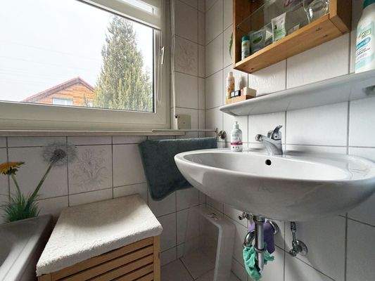 EG Badezimmer: Funktionale Ausstattung mit natürlichem Licht