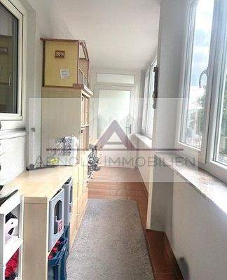 Laubengang mit Eingangstür