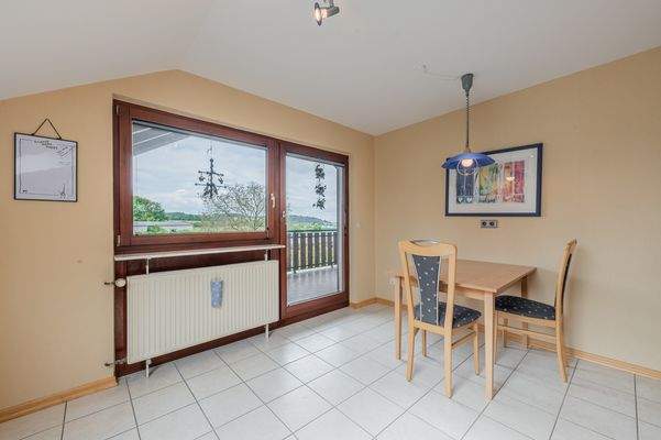 OG, Küche mit Ausgang Balkon