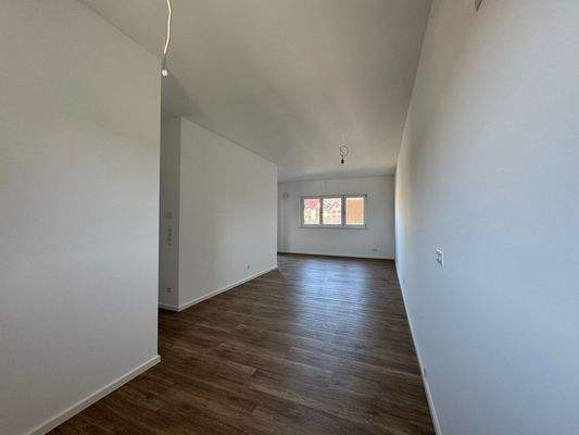 Wohn-Esszimmer mit Küchenbereich