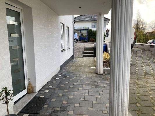 mit eigenem Wohnungseingang