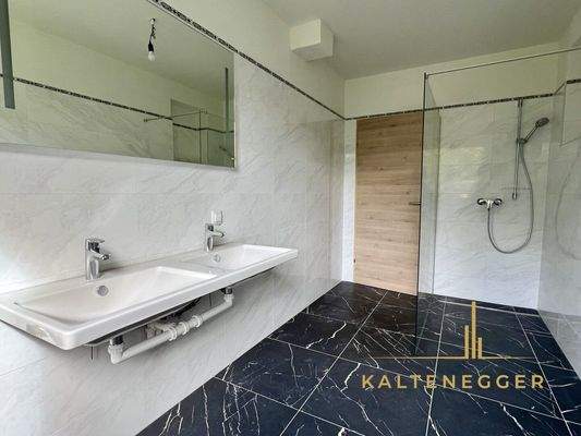 Bad mit  Wc und Dusche hinteres Gebäude ( andere Ansicht )