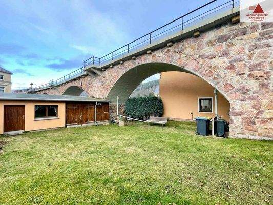 Grundstück mit Viadukt