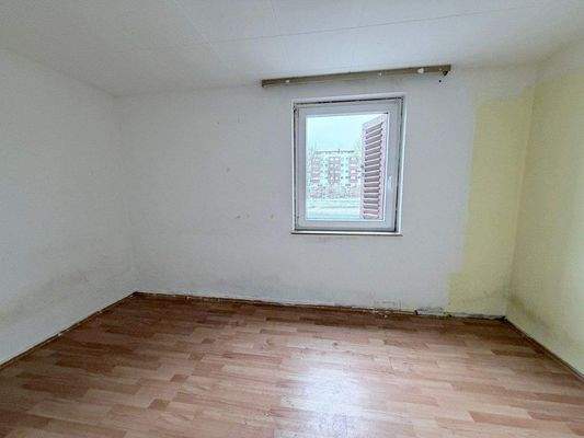 Schlafzimmer unrenovierte Whg.JPG