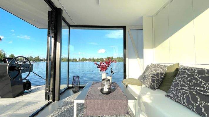 Wohnbereich mit Rundum Verglasung.JPG