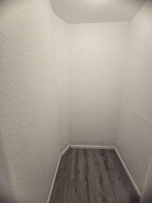 Enger, leerer Raum mit Boden