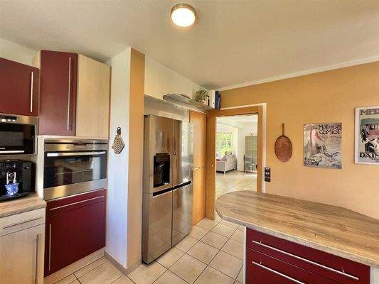 Küche mit Theke neben dem Essbereich