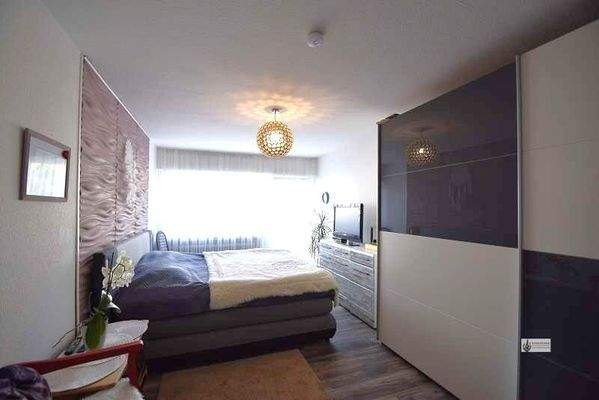 14 Elternschlafzimmer mit Gartenzugang