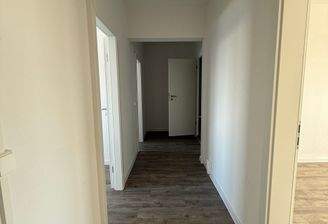 Heller Flur mit Holzboden