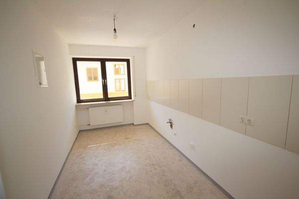 Küche mit viel Tageslicht durch großes Fenster