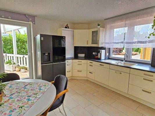 Wohnküche mit EBK und Zugang zur Terrasse