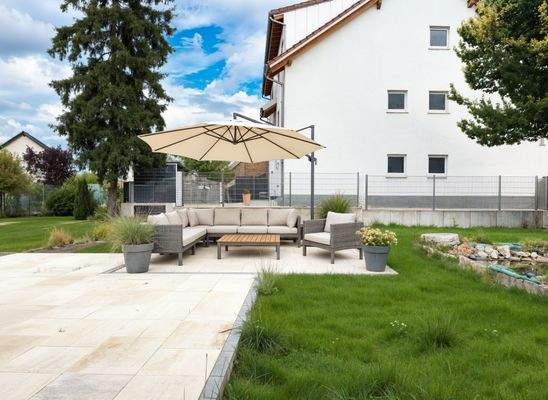 Gartenansicht - Wohnbeispiel (KI generiert)