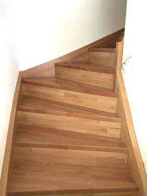 Vollholztreppe ins Obergeschoss