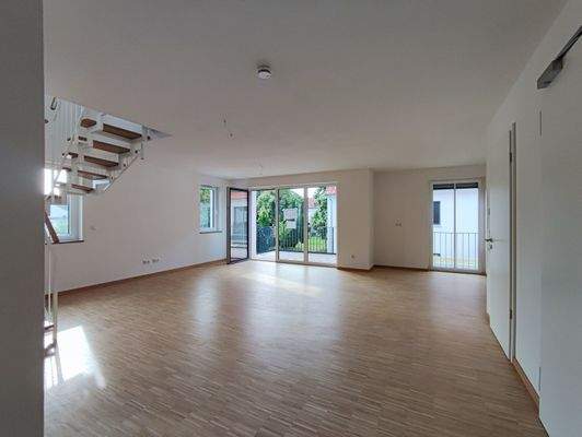 helles Wohnzimmer mit Treppe ins DG