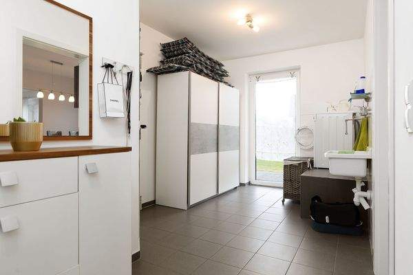 HWR mit direktem Zugang zum Garten und Garage