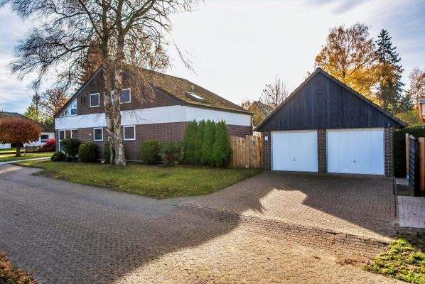 Außenansicht mit Doppelgarage