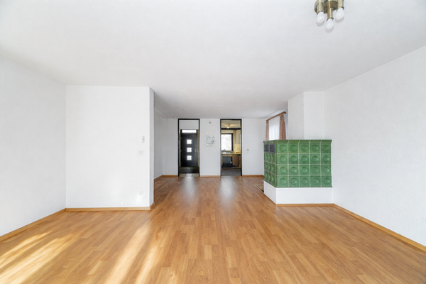 Wohnzimmer mit Kachelofen geräumt (Visualisierung)