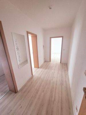 Heller Flur mit Türen