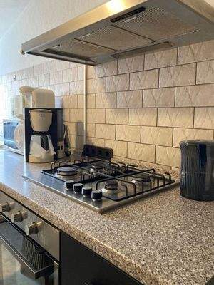 lange Küchenarbeitsfront mit Gasherd