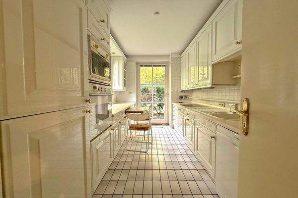 Küche mit Einbauküche