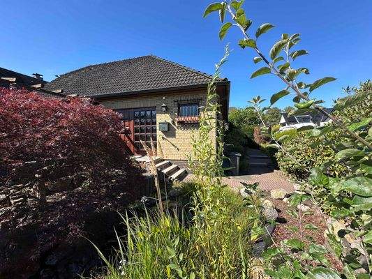 Hauseingang und Vorgarten