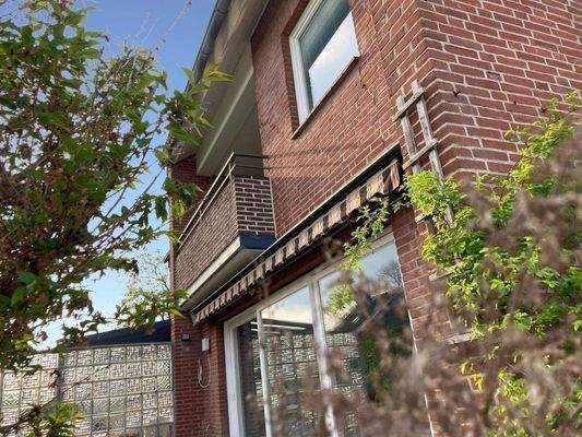 Rückseite mit Terrasse