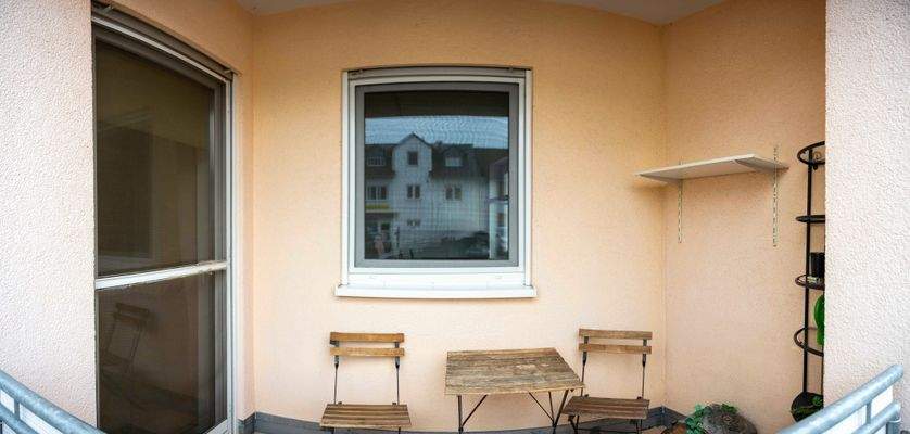 Sonne tanken auf der charmanten Loggia