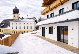 Winter in einem europäischen Dorf