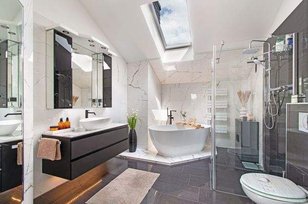 Elegantes Badezimmer mit freistehender Badewanne und Dusche