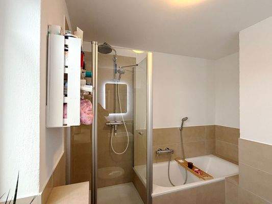 Fensterbad mit Dusche und Wanne