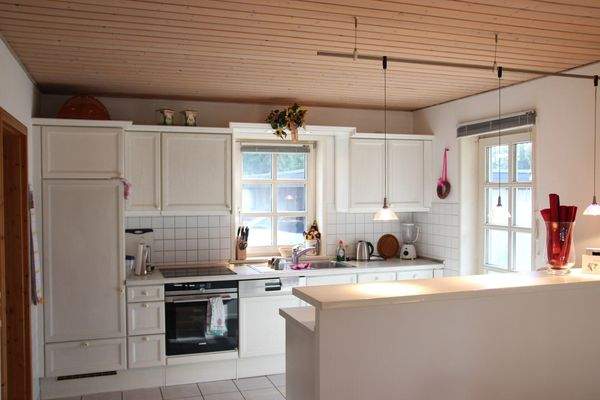 Großzügige, lichtdurchflutete Einbauküche im Landhausstil, Zugang zur Terrasse 