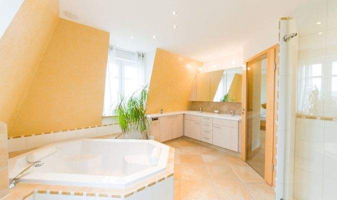 Hauptbad mit Einbaumöbeln.jpg