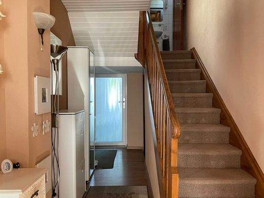 Flur im EG mit Blick Treppe zum 1 OG