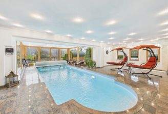 Wellnessbereich mit Poollandschaft