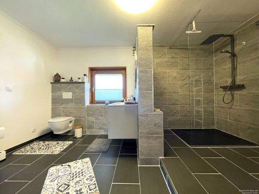 ...mit barrierearmer Dusche