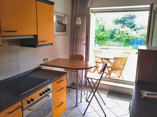 Küche mit Zugang zum Balkon