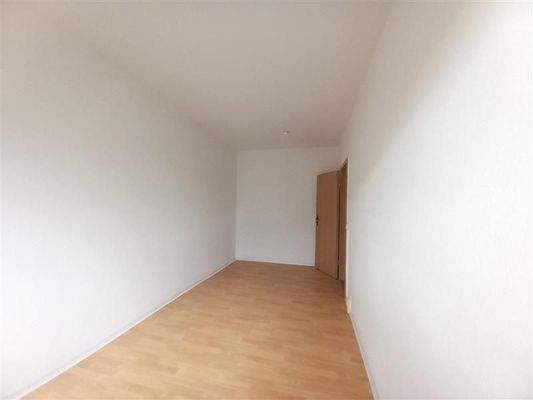 Helles Zimmer mit Holzboden