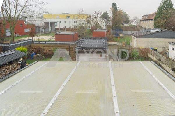 Ruhiger Blick aus dem Schlafzimmer in den Garten