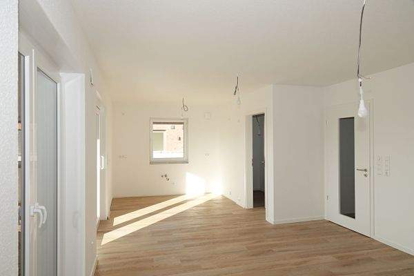 Wohn- und Essbereich mit Zugang zur Speisekammer