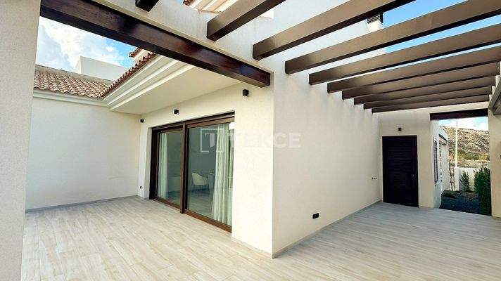 Stylish 3-Bedroom Villas with Pool in La Finca Resort Algorfa