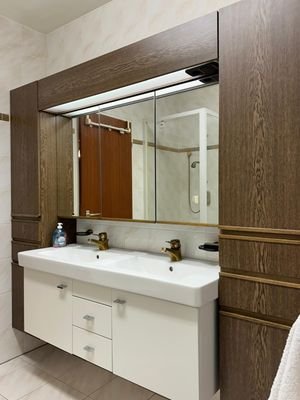 Badezimmer mit zwei Waschbecken 1cbf14660-b698-4a59-a8c5-ce1537b14948
