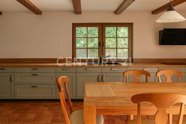 Helle Küche mit Esstisch