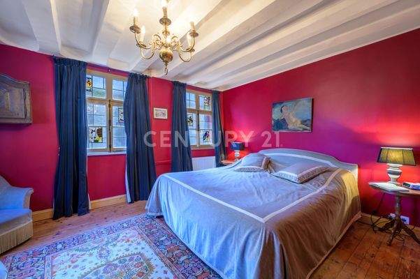 2. OG Schlafzimmer mit nostalgischen Fenster