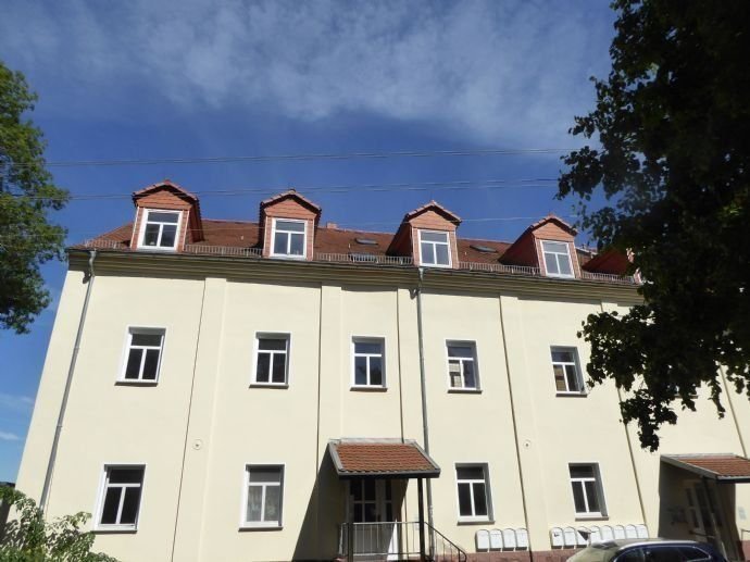 Tolle, sanierte 2-Raum Wohnung mit großer Küche, Designbelag, modernem Baddekor und Stellplatz im