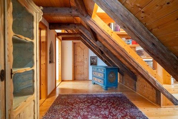 Dachgeschoss im neuen Teil (von 1996) mit integierten, historischen Dachbalken