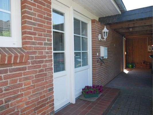 Eingangstür mit Blick aufs Carport