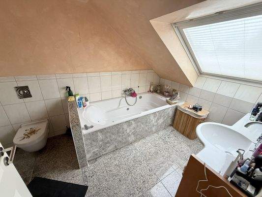 Badezimmer im Dach mit Wanne…