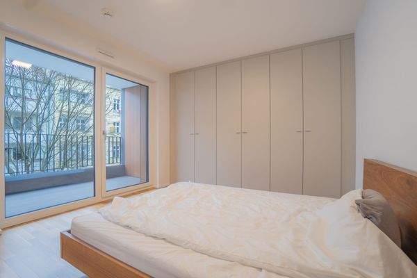 Schlafzimmer mit großer Fensterfront