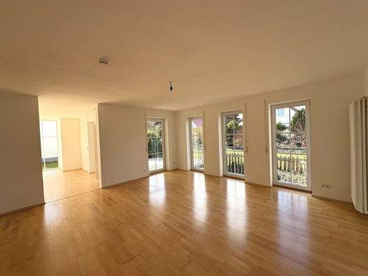 Einladender Wohn- und Essbereich mit Zugang zu Terrasse und Garten