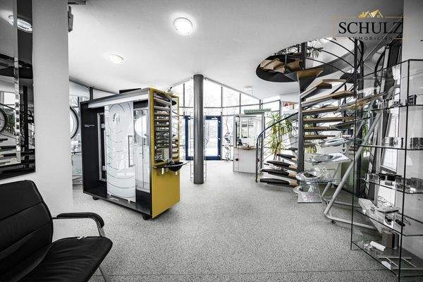 Repräsentativer Ausstellungsbereich mit klarer Kundenführung